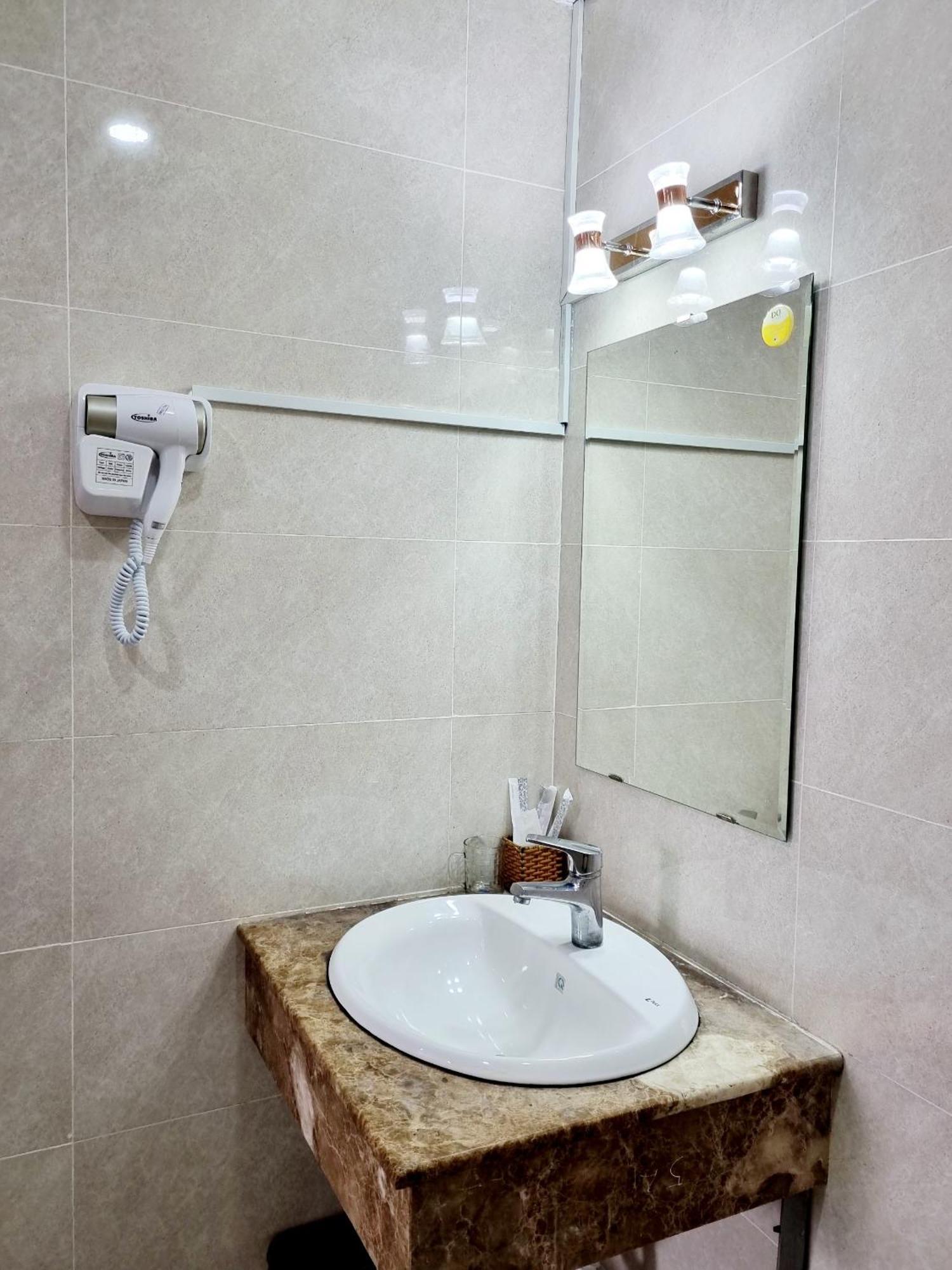 Minh Khue Hotel Vinh Long Bagian luar foto